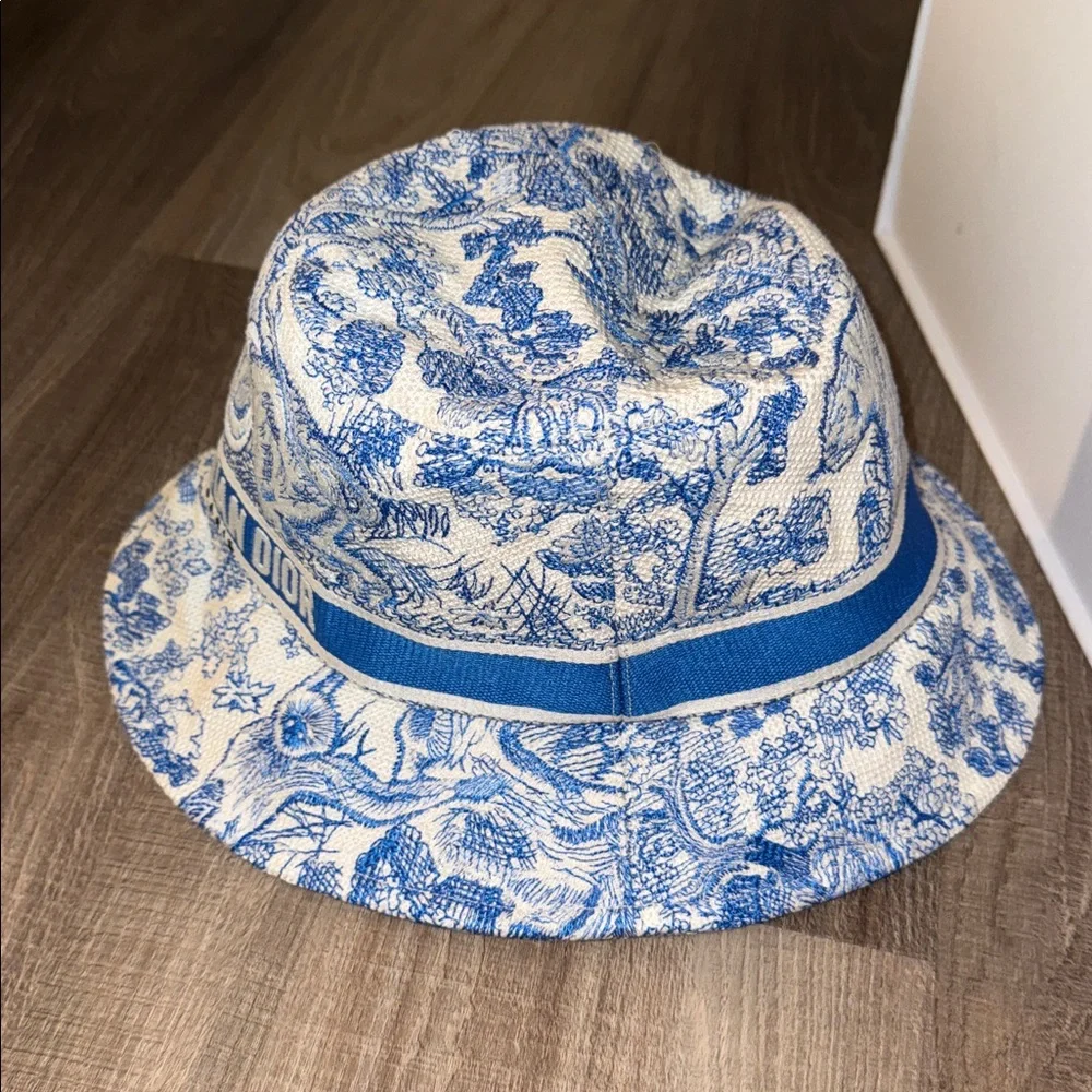 💙 💯 AUTH CHRISTIAN DIOR BLUE WHITE PRINT BUCKET HAT NWOT 💙 - Picture 3 of 10